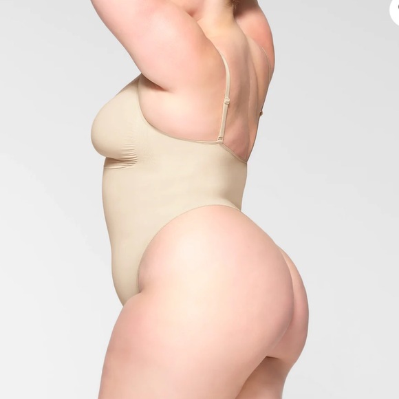 SKIMS / SEAMLESS SCULPT THONG BODYSUIT, Sand cream  color. - Picture 4 of 6